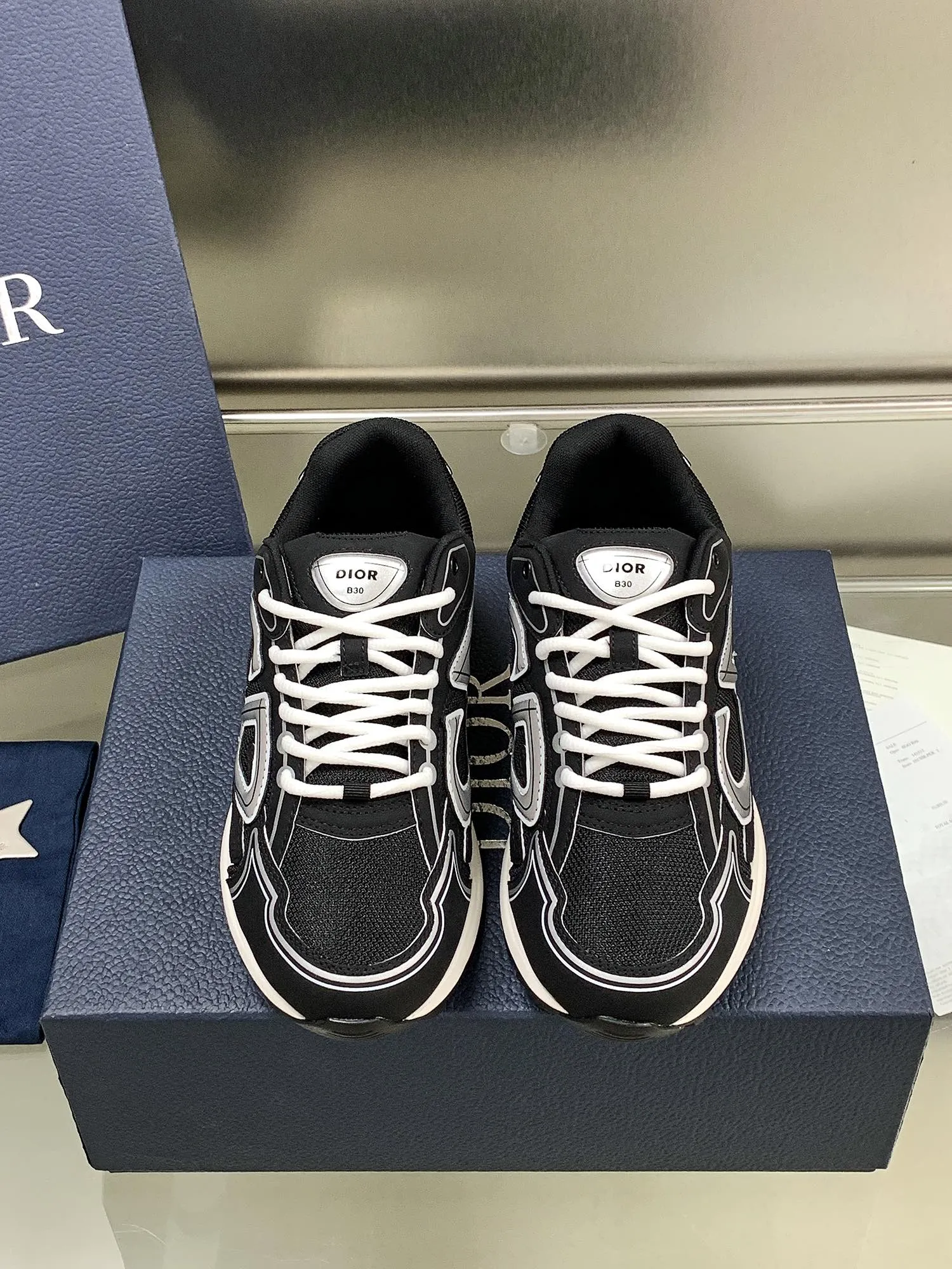 👟👟Ex-factory price 660👟👟 Newly upgraded Dior B30 series dad sneakers. New B30 sneakers. Dad Shoes style shoes that follow the trend of the retro market. The Dior logo on the tongue also indicates that this pair of shoes is the B30 model! B30 uses fine-textured leather and mesh cloth materials to form a shoe body. There are conspicuous letters CD on both sides of the shoe body to indicate identity. Many lines on the shoe body outline details to make the shoes look less monotonous and full of retro flavor. The delivery counter is exquisitely packaged🛍📦 ▪️Fabric: Original customized technical fabric + mesh ▪️Inner lining: Customized breathable lining ▪️Outsole: IP+TPU outsole ▪️Sole thickness: 3.5CM ▪️Size: Women’s size 35-40 / Men’s size 39-45